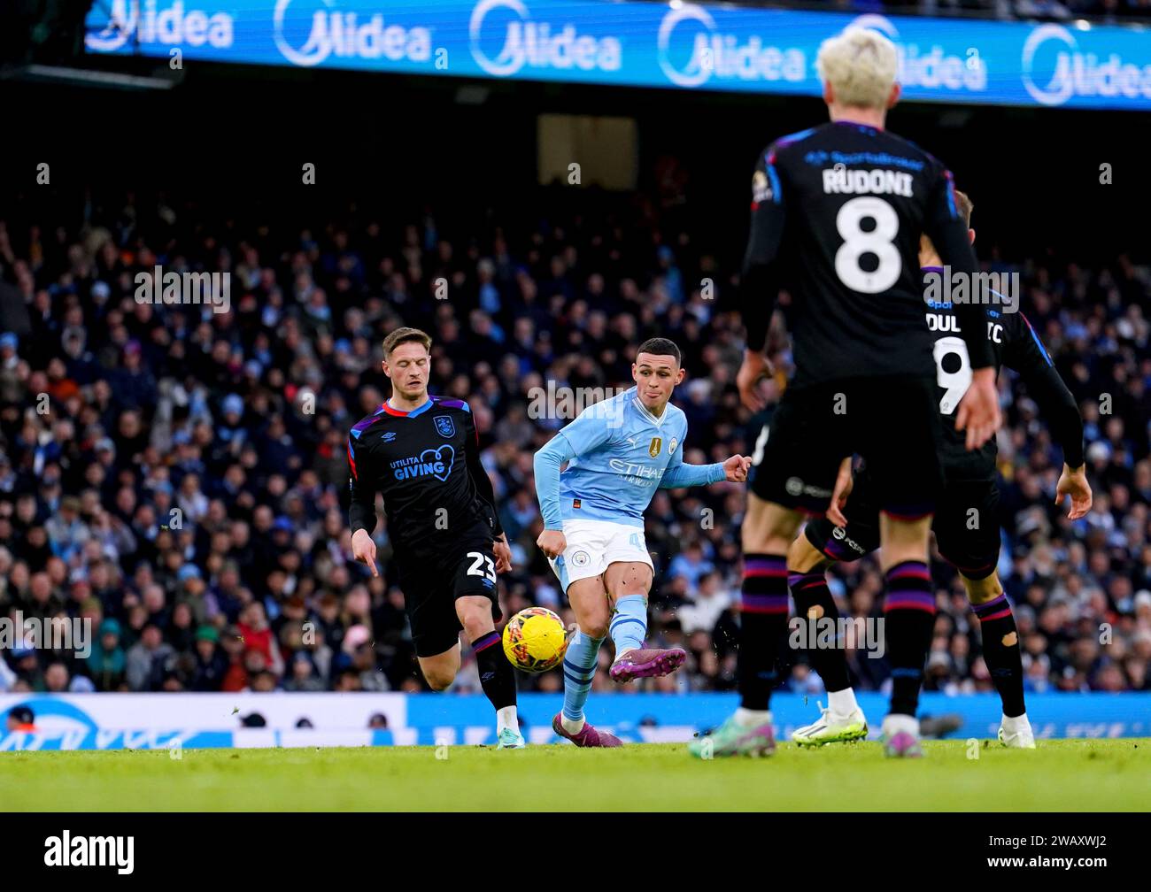 découvrez phil foden, l'étoile montante de manchester city, son parcours impressionnant, ses performances remarquables et son avenir prometteur dans le football.
