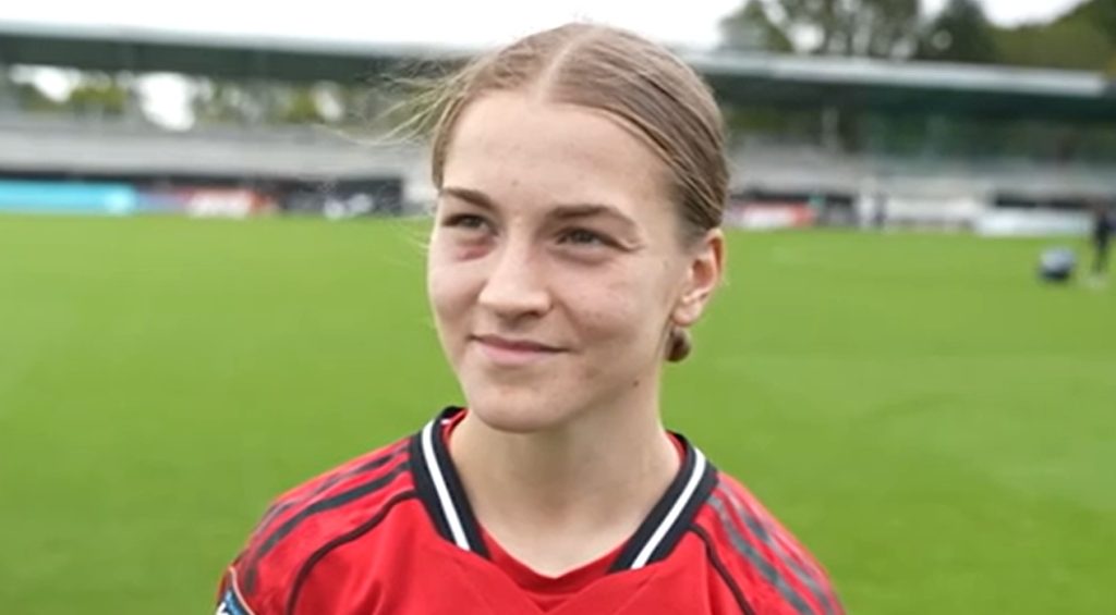 découvrez le transfert atypique de jess park entre les clubs de manchester, une évolution surprenante dans le monde du football.