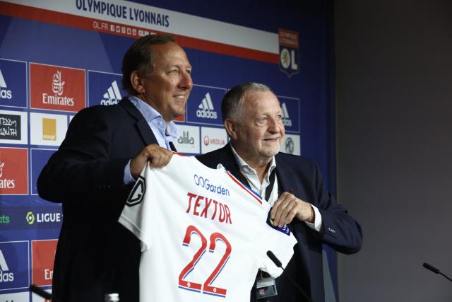 l'olympique lyonnais poursuivi pour 63 millions d'euros suite à l'échec du transfert d'igor jesus, une affaire financière majeure secouant le club.