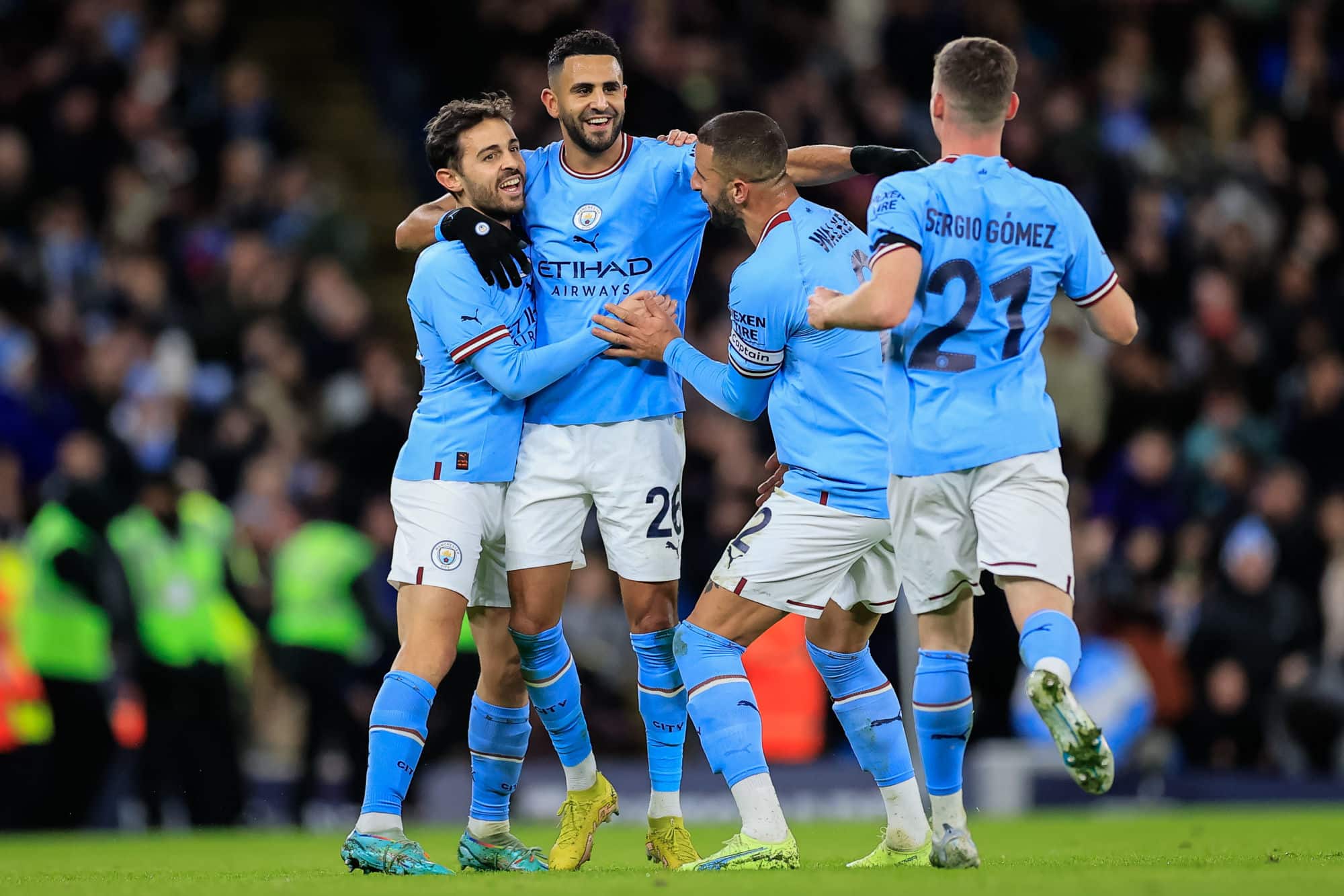 manchester city prépare une offre surprise pour un joueur clé de tottenham, suscitant l'attention des fans et des experts du football.