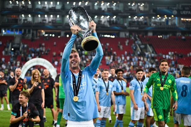 manchester united informé du prix élevé demandé par chelsea pour le transfert de cole palmer.