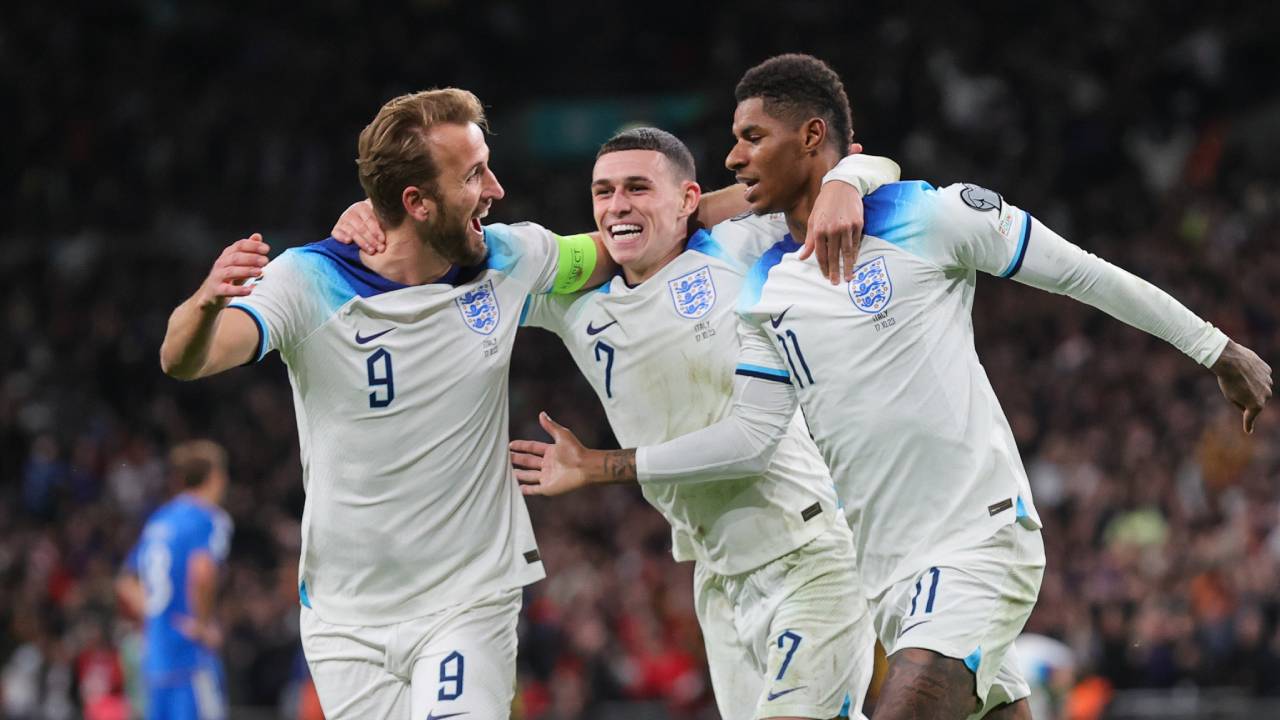 découvrez tous les détails du transfert controversé à 16 millions de livres sterling pour manchester united, ses implications et les réactions des fans.