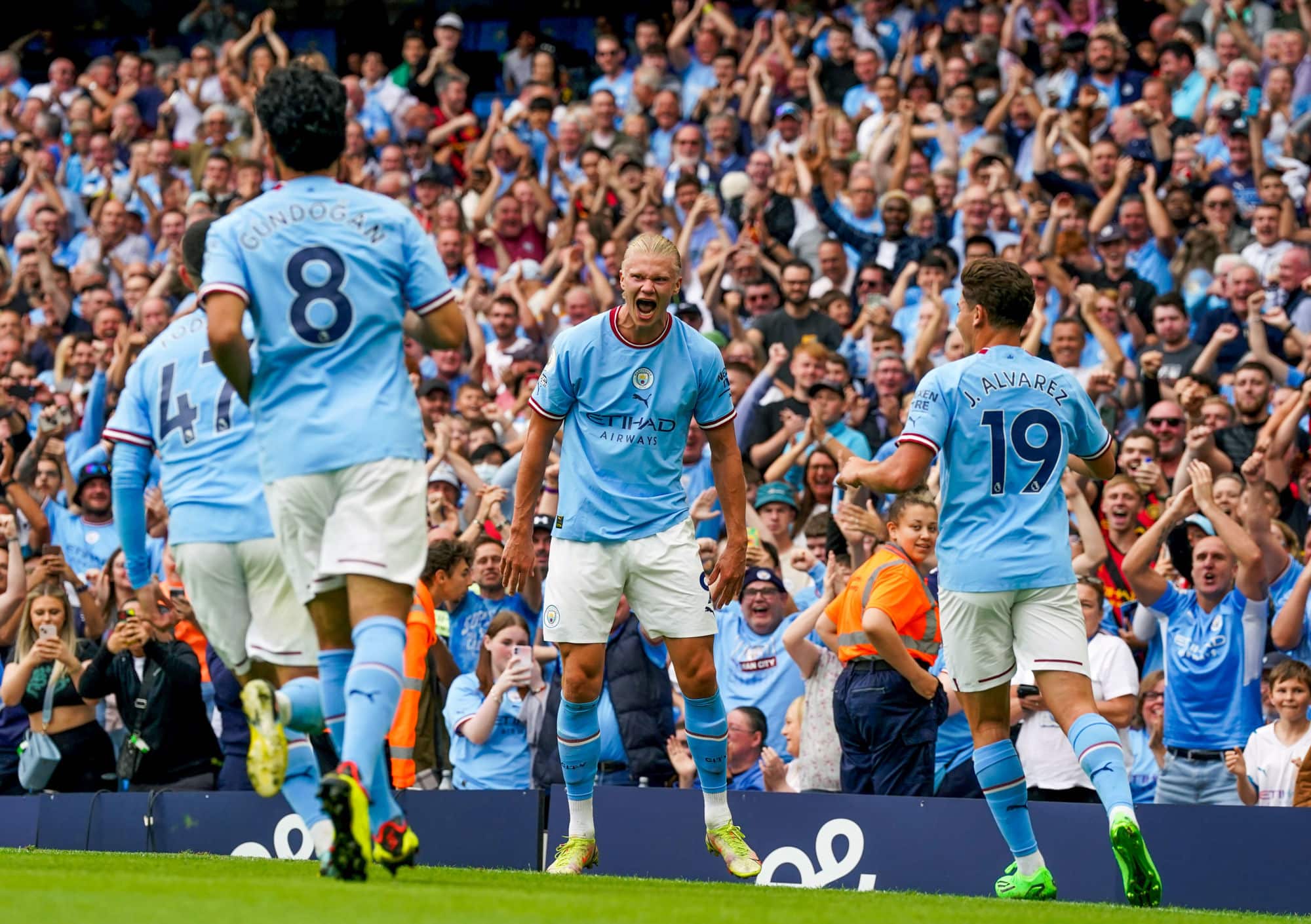manchester city lance une offre de 70 millions d'euros pour attirer nmecha, défiant ainsi manchester united dans ce transfert majeur.
