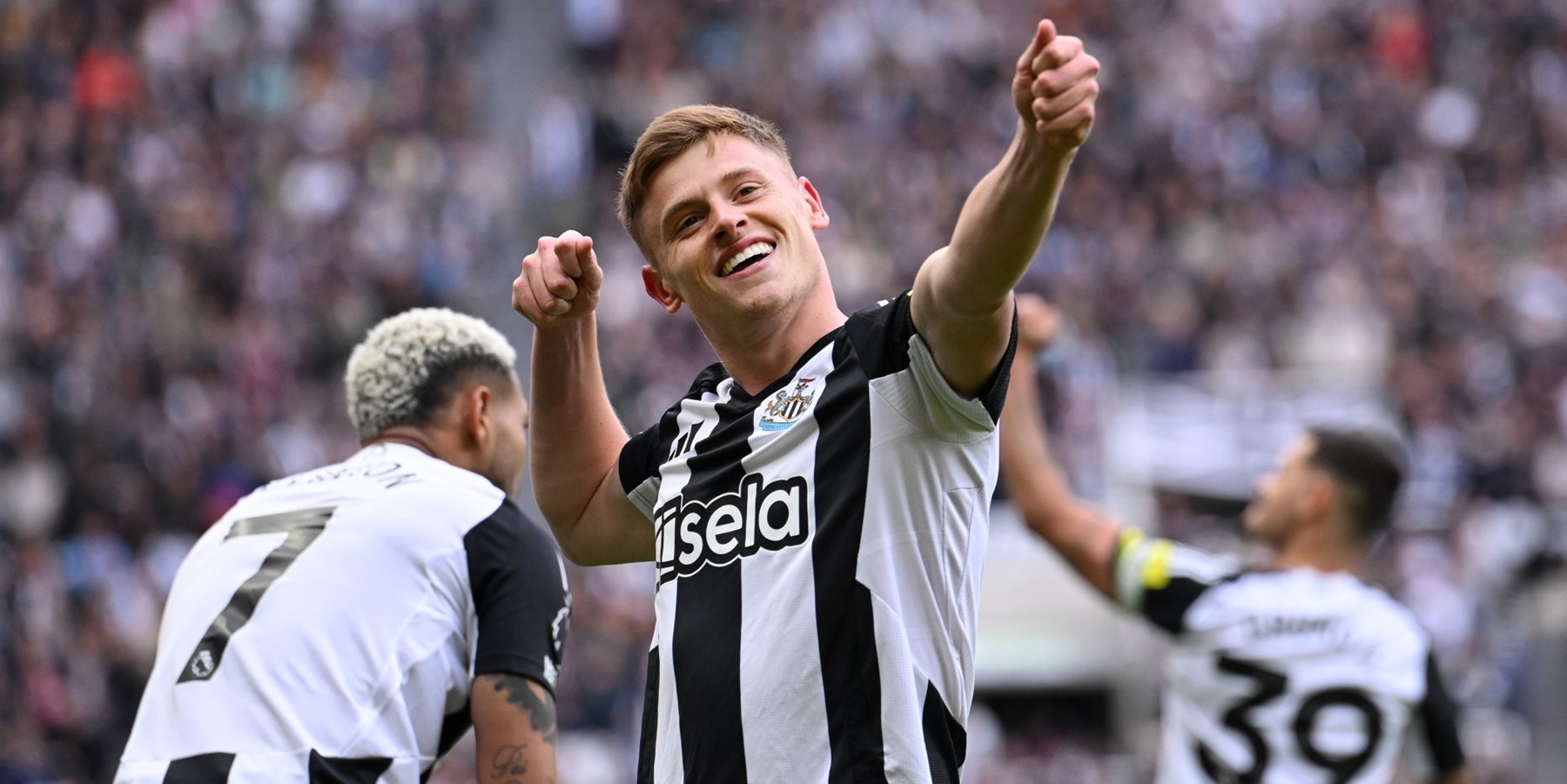 découvrez comment newcastle leaders, manchester united et arsenal cherchent à réaliser un transfert record cet hiver, avec des ambitions fortes sur le marché des joueurs.