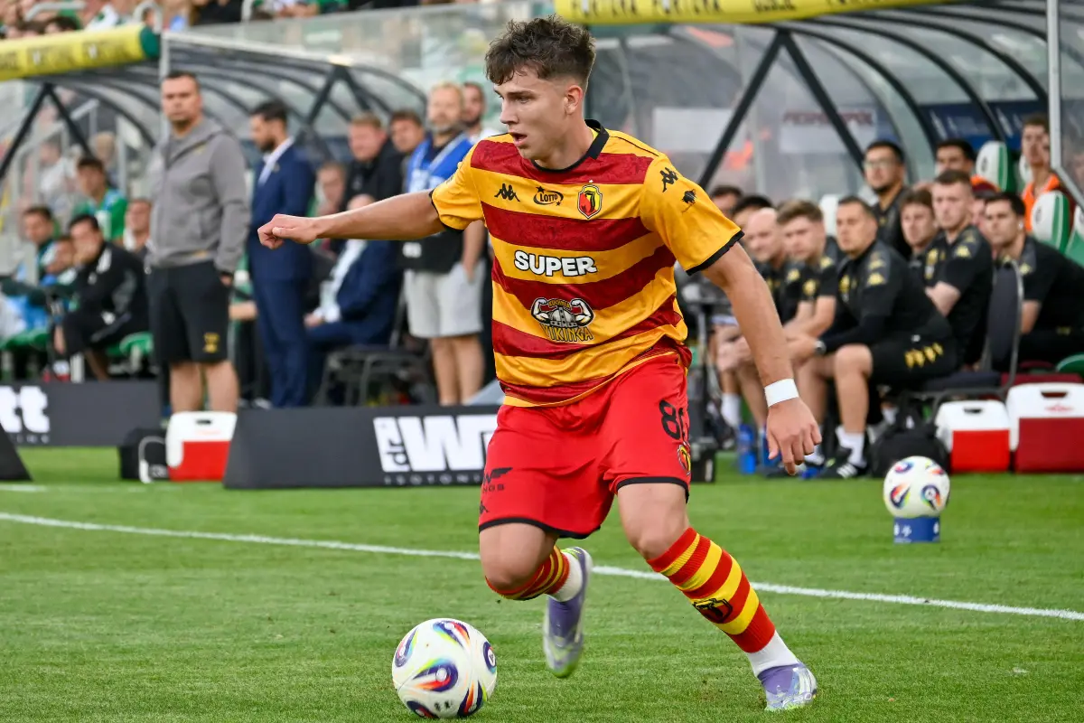 découvrez oskar pietuszewski, prodige polonais évoluant à porto, surnommé le nouveau lewandowski pour son talent exceptionnel et ses performances remarquables.