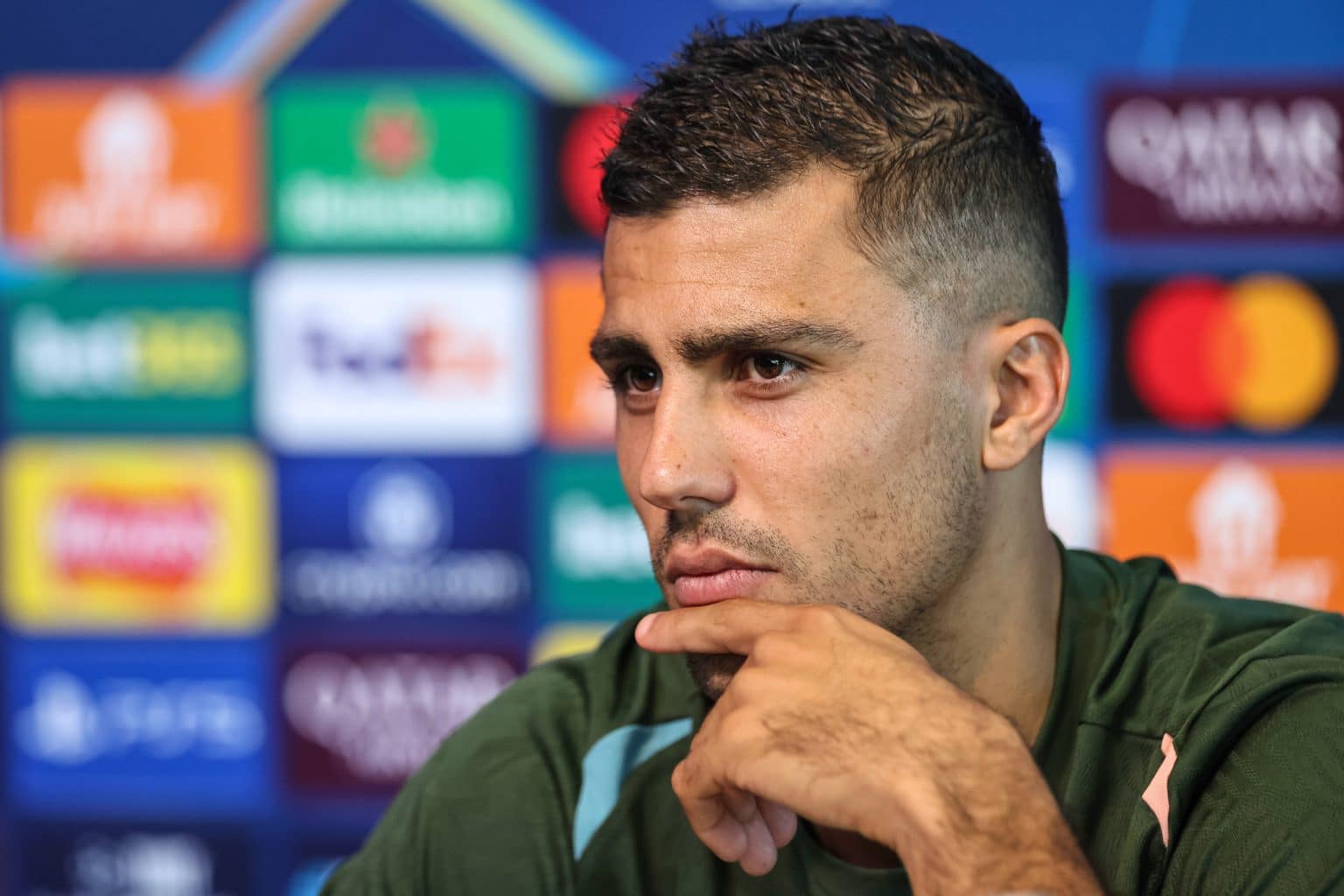 rodri clarifie ses propos chez manchester city : découvrez ses explications et le contexte de ses déclarations récentes.