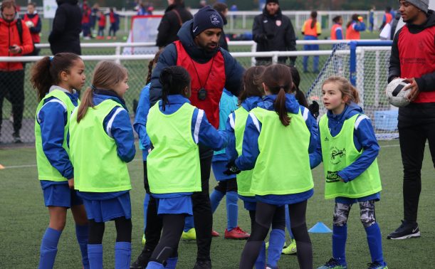 découvrez comment une étoile montante du football féminin vient renforcer un club de 3e division pour dynamiser la compétition locale.