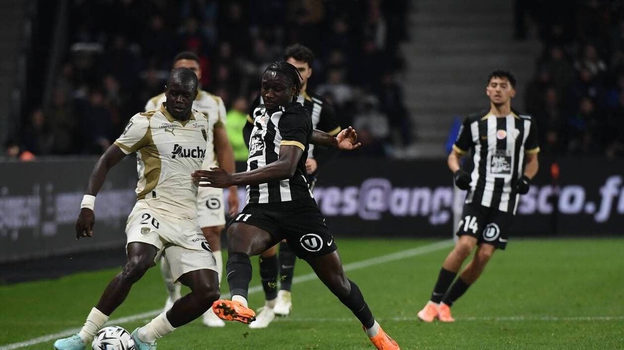 découvrez les premiers gestes de générosité de sidiki chérif après son transfert, illustrant son engagement et sa gratitude envers ses nouveaux supporters.