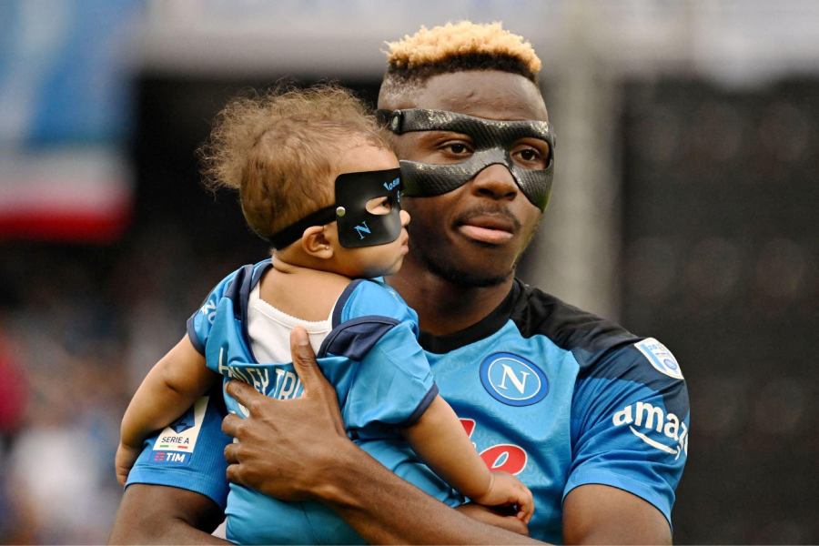 découvrez l'histoire émouvante de victor osimhen face à la perte de son père, un événement qui a profondément marqué sa vie et sa carrière de footballeur.