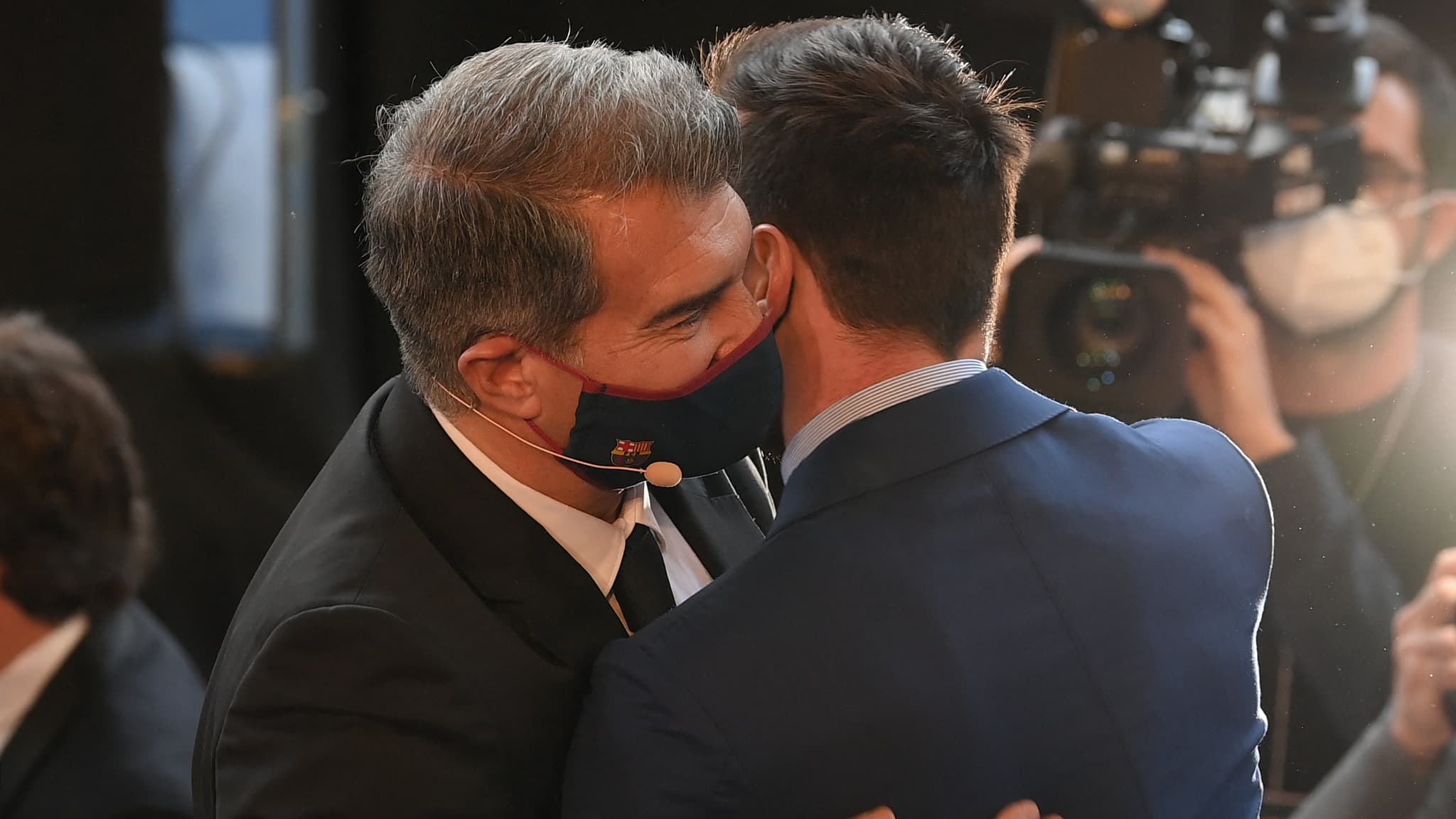 xavi révèle que joan laporta a empêché le retour de lionel messi au fc barcelone, dévoilant les coulisses d'une décision controversée.