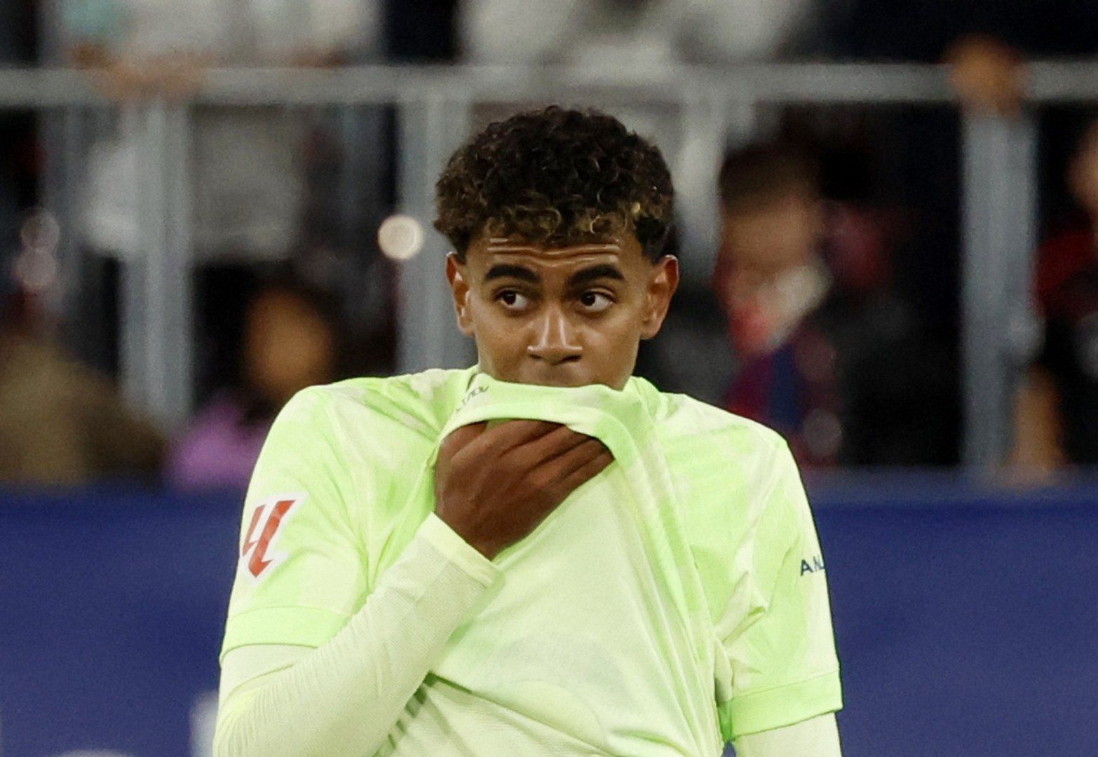 découvrez l'actualité brûlante : expulsion de bastoni, transferts de suárez et les dernières nouvelles du barça.