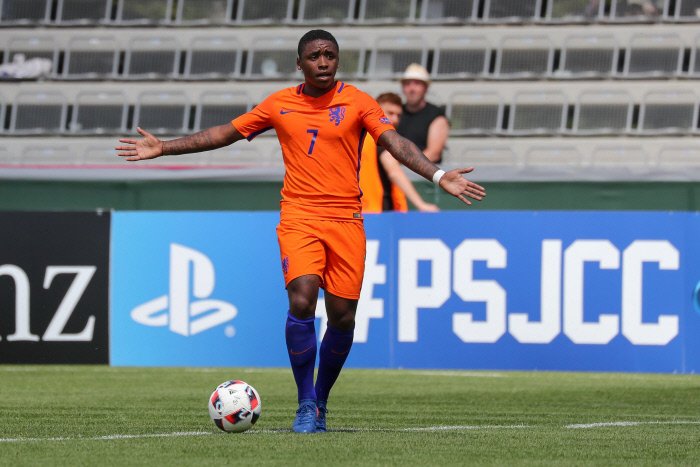 le barça investit 15 millions d'euros pour s'offrir une jeune pépite prometteuse de benfica, renforçant ainsi son avenir footballistique.