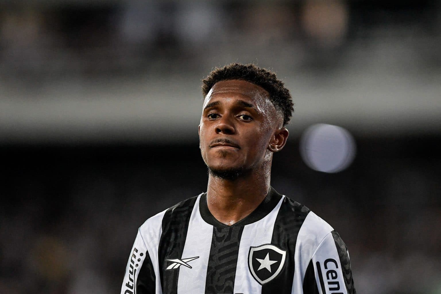 découvrez le conflit financier lié au transfert de joueurs entre botafogo et la fifa, analysant les enjeux et les implications pour le football international.