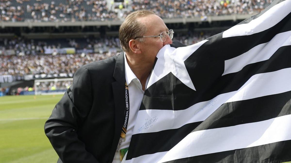 l'olympique lyonnais refuse la demande judiciaire de botafogo concernant john textor, marqué par un litige entre les deux clubs.