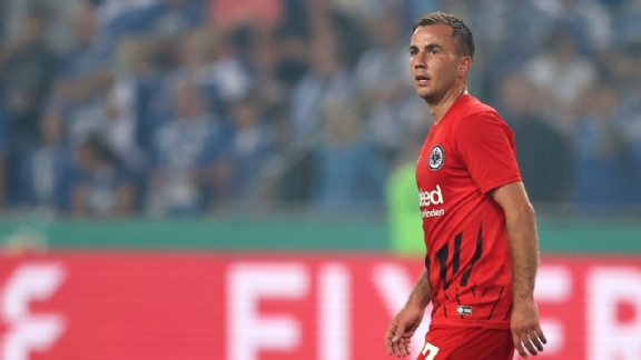mario götze prolonge son contrat avec l'eintracht francfort, confirmant son engagement avec le club pour les saisons à venir.