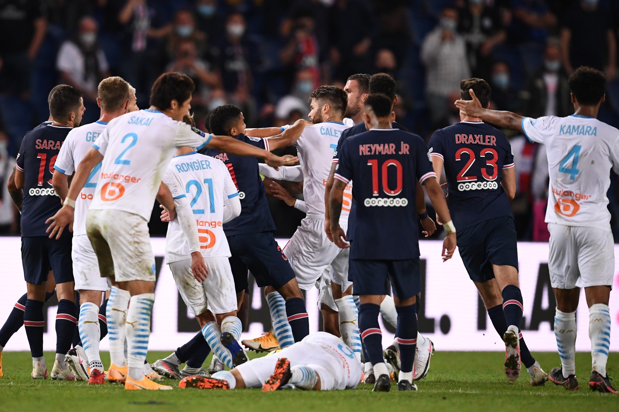 le psg lance un défi provocateur à l'om, attisant la rivalité historique entre les deux clubs emblématiques du football français.
