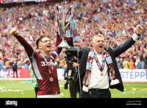 découvrez le soutien apporté à jack grealish par une icône d'aston villa suite à une photo le montrant endormi, illustrant la solidarité au sein du club.