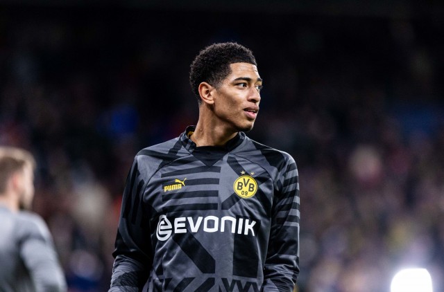 découvrez les offres impressionnantes de chelsea à 150m€ et de manchester united à 120m€ pour le transfert de jude bellingham, un des talents les plus recherchés du football.