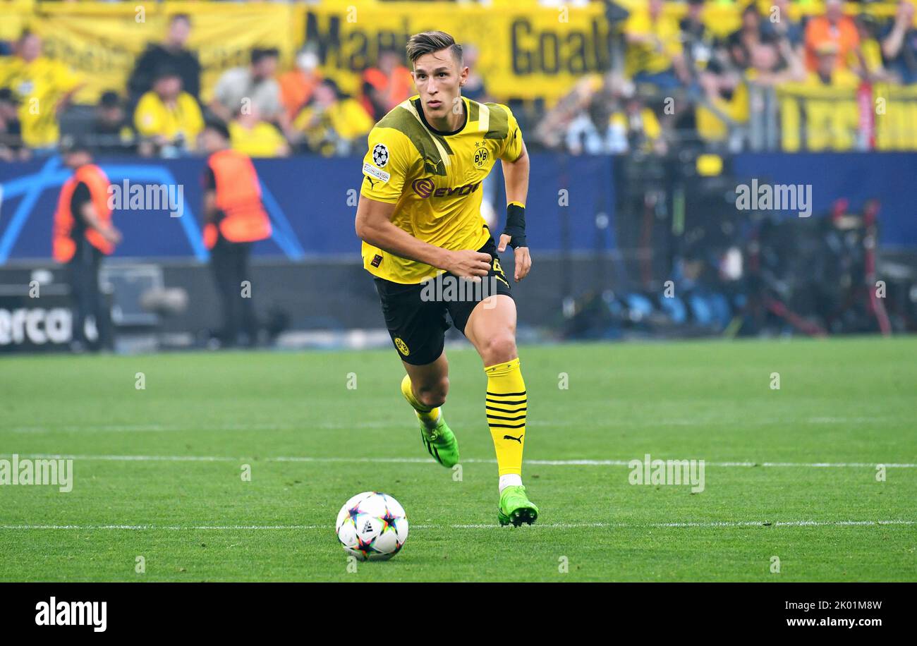 découvrez les détails de la clause libératoire de schlotterbeck au borussia dortmund, ses implications pour le club et le joueur, ainsi que son impact sur le mercato.