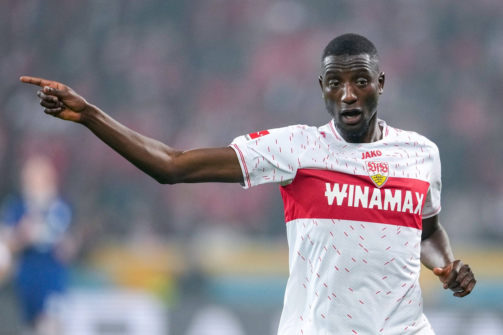 découvrez les raisons derrière le transfert bloqué d'un talent marocain vers le club de dortmund et les impacts sur sa carrière.