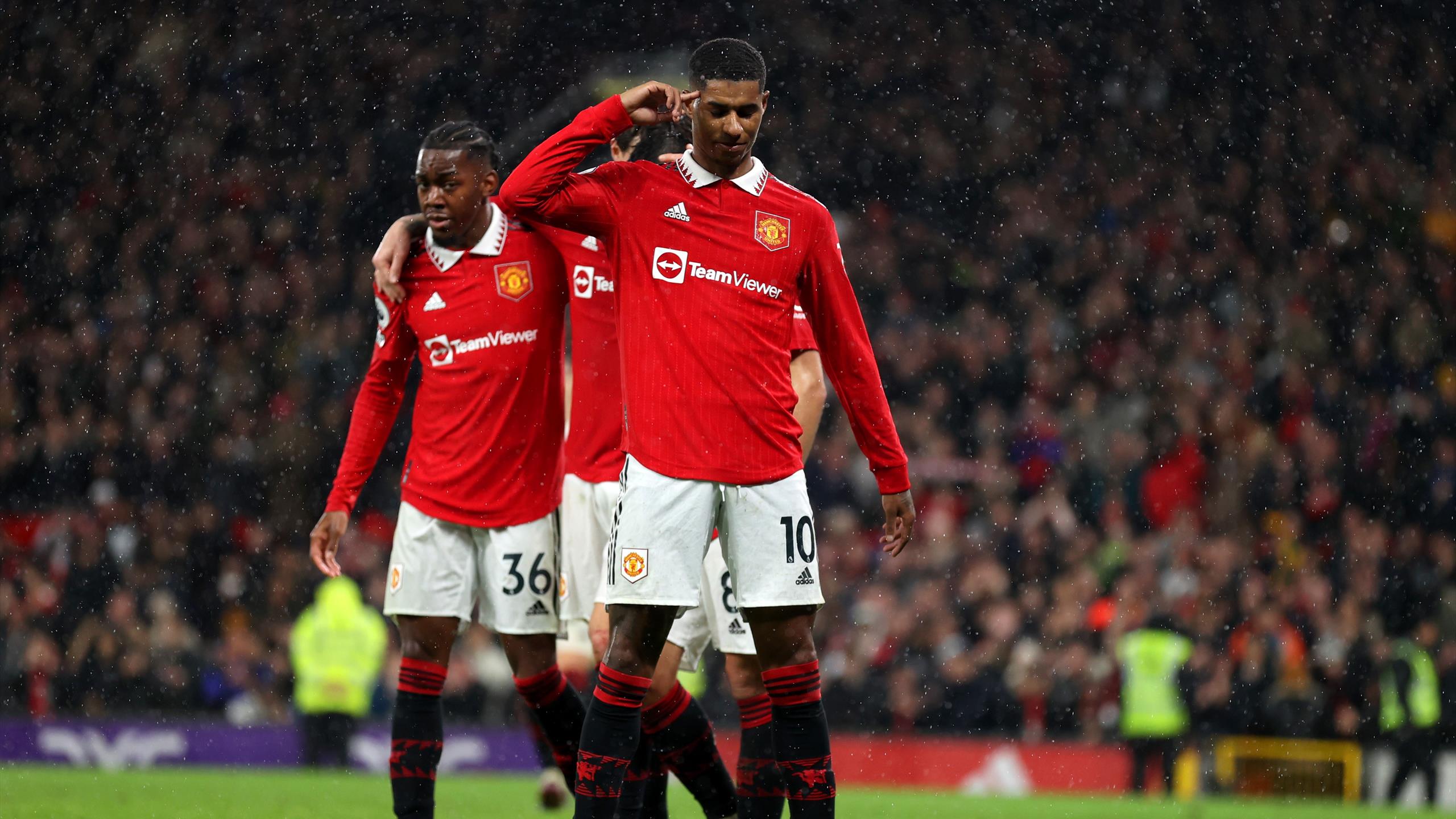 manchester united suit de près la jeune star montante de l'ac milan, prêt à renforcer son équipe avec ce talent prometteur.