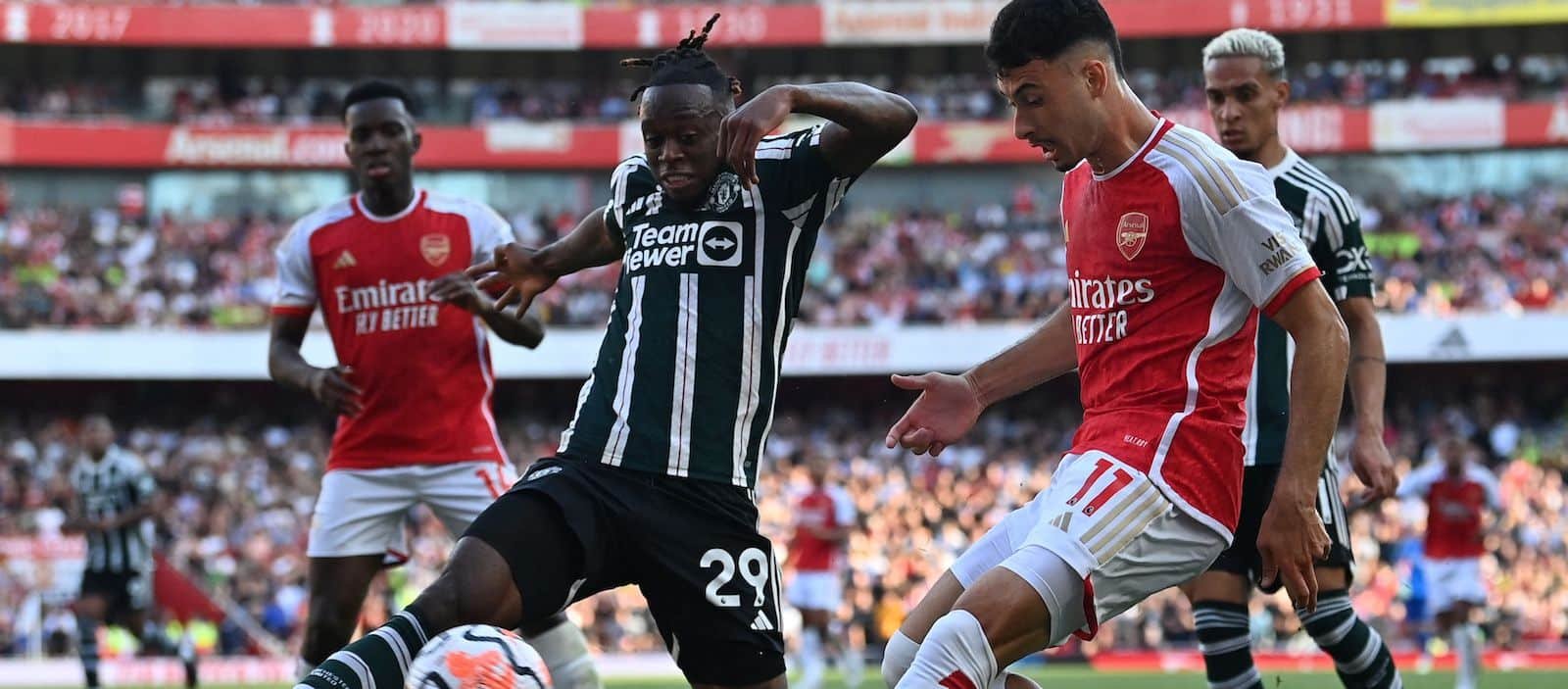 découvrez pourquoi le talent d'arrière gauche tant convoité de manchester united reste inaccessible, impactant la dynamique de l'équipe et ses ambitions.