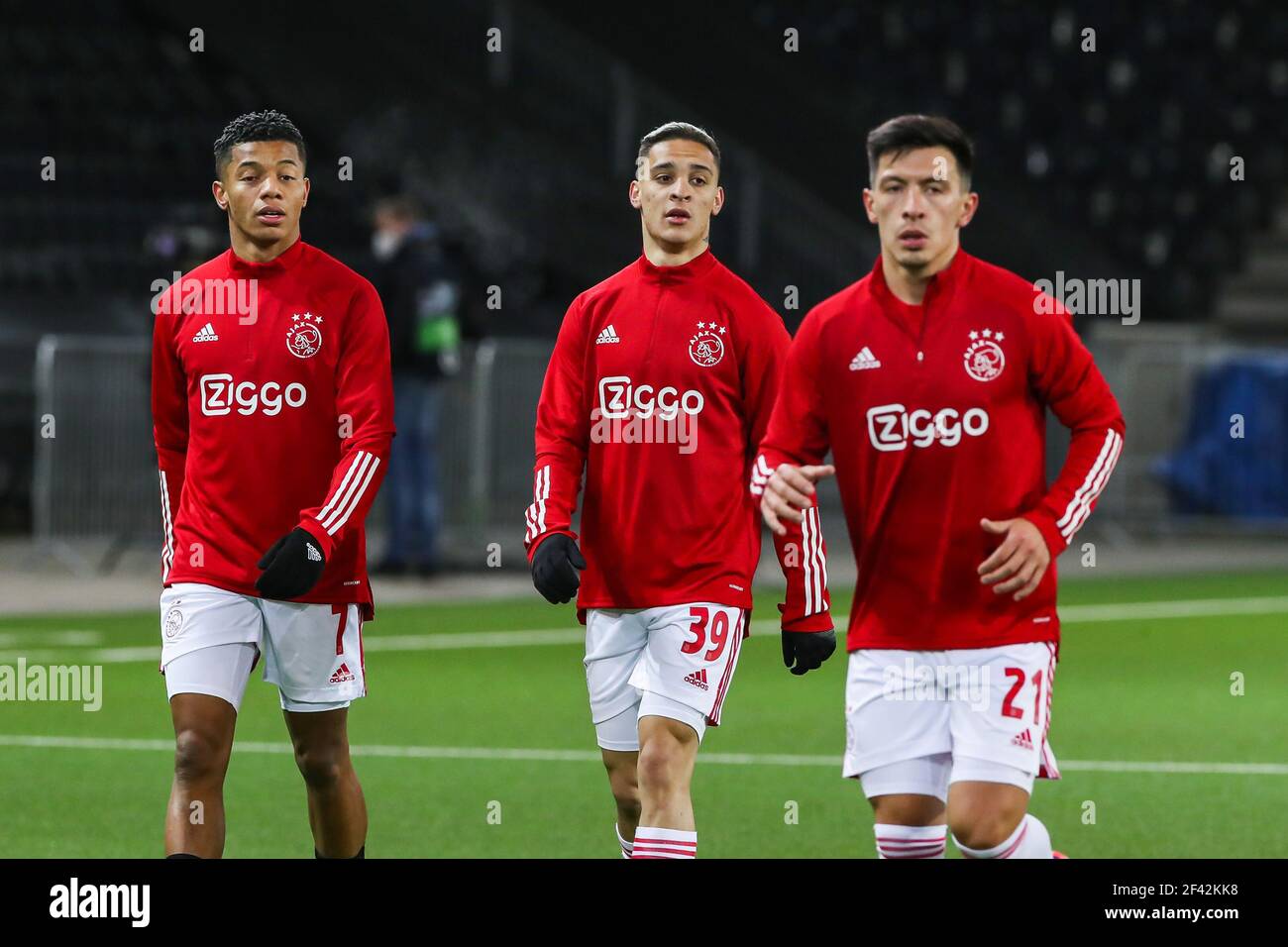 manchester united signe un double transfert record avec antony et lisandro martinez pour un montant total de 140 millions d'euros, renforçant ainsi son effectif pour la saison.