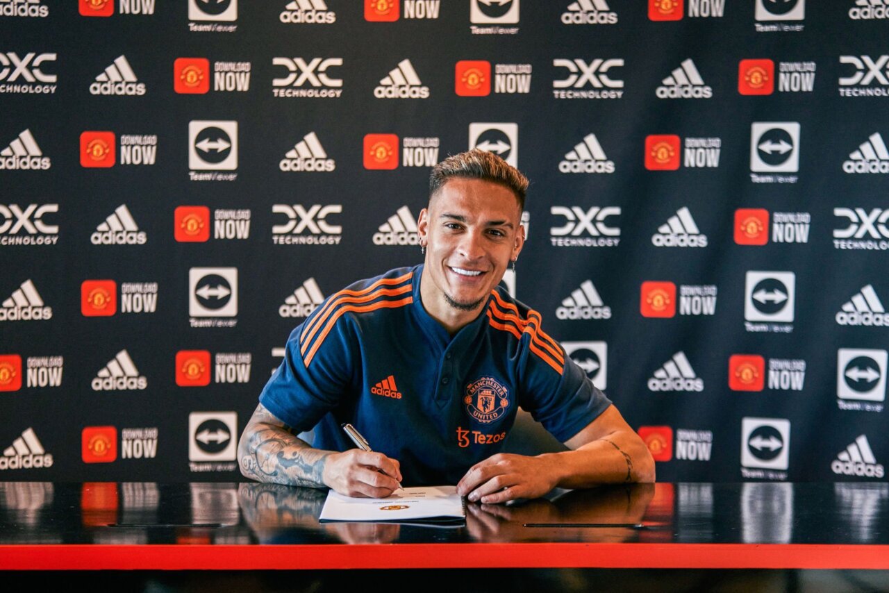 manchester united officialise les signatures d'antony et martinez pour un montant total de 140 millions d'euros, renforçant ainsi son effectif pour la saison à venir.