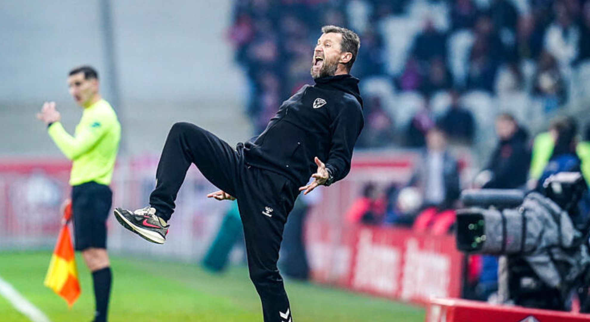 découvrez l'offensive stratégique de l'as saint-étienne pour recruter un talent prometteur de ligue 2 et renforcer son équipe.