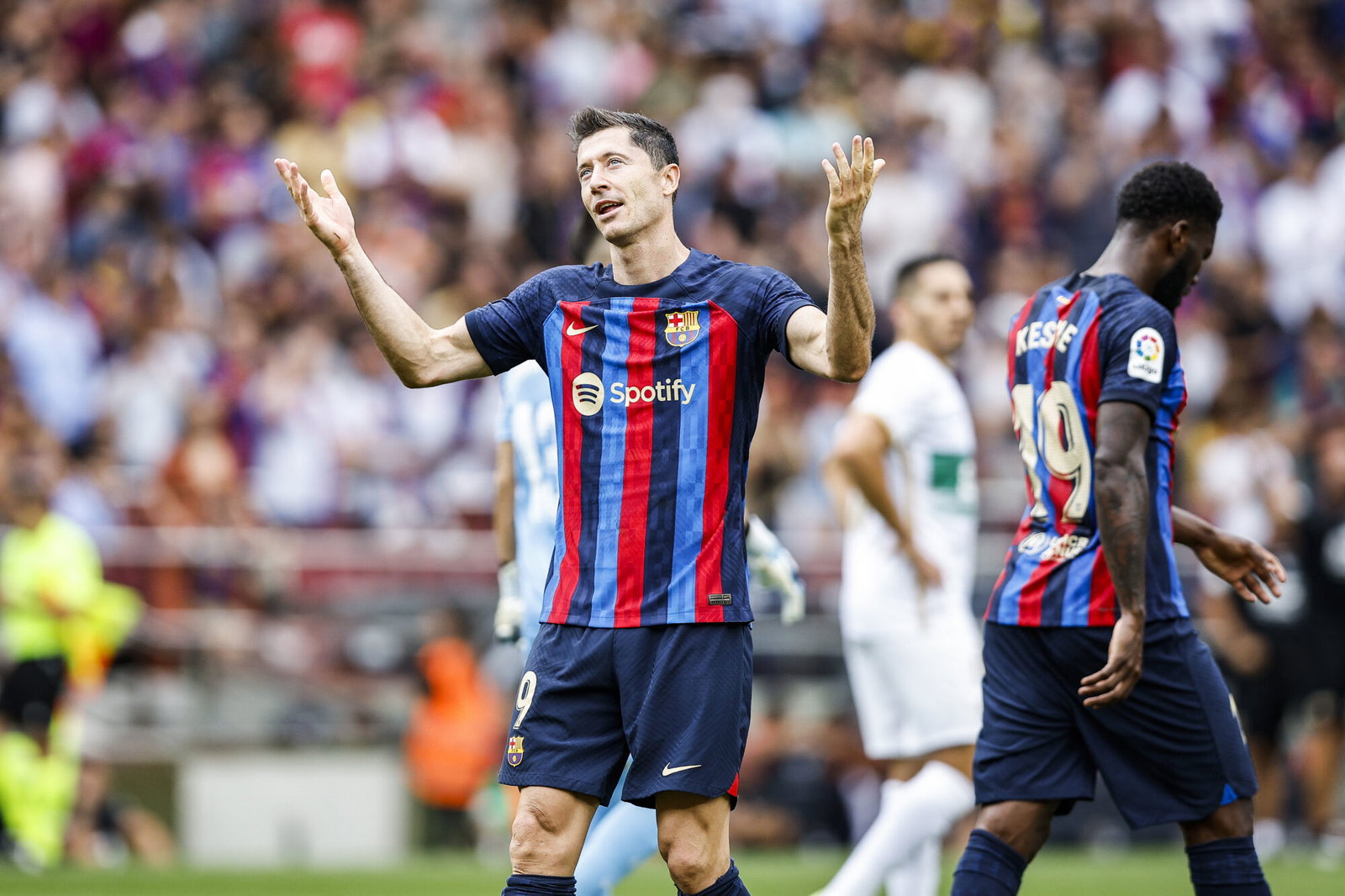 découvrez pourquoi sorloth est pressenti pour remplacer lewandowski au fc barcelone et quelles pourraient être les implications de ce transfert majeur.