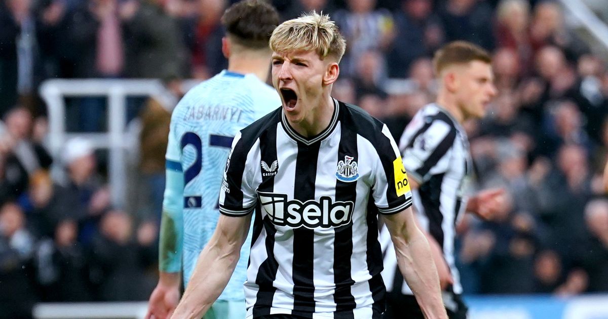 découvrez les dernières informations sur le dossier anthony gordon et l'intérêt de newcastle dans ce transfert crucial.
