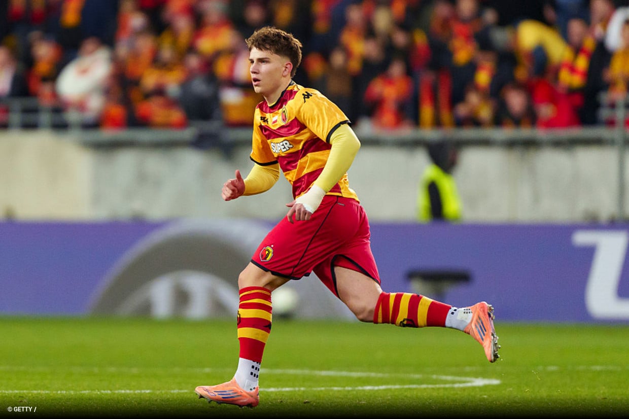 découvrez pourquoi porto investit 10 millions d'euros dans le recrutement d'oskar pietuszewski, une stratégie clé pour renforcer son équipe et dominer le football européen.