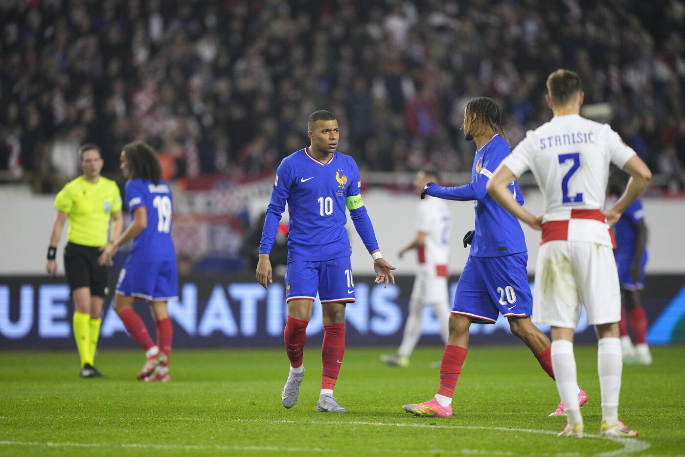 dembélé réclame 60 millions d'euros au psg, mais ce scénario reste peu probable selon les experts.