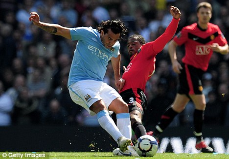 découvrez l'histoire explosive entre evra et tevez à manchester, où evra accuse tevez de trahison, révélant tensions et conflits au sein de l'équipe.