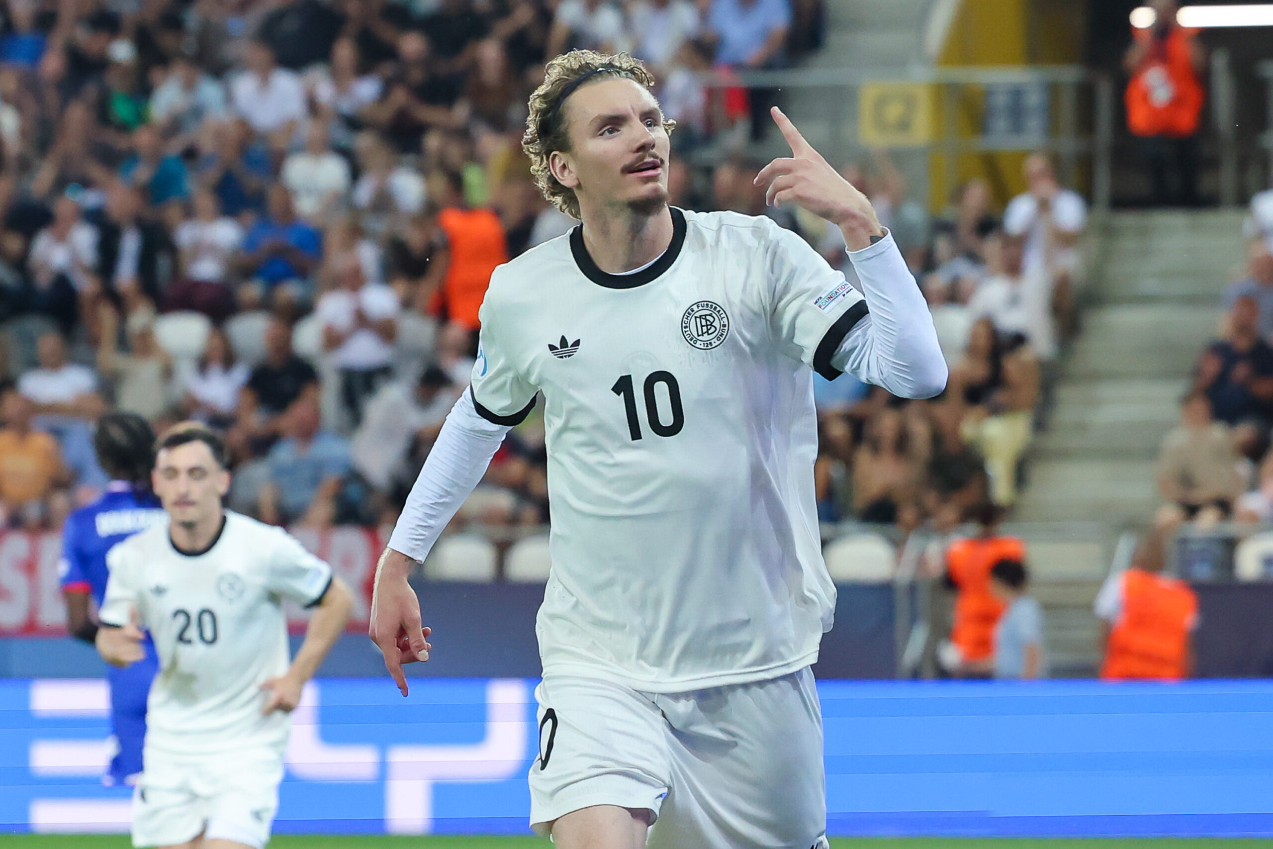découvrez toutes les informations sur le transfert de nick woltemade au borussia dortmund, son parcours, ses performances et son avenir dans le club.