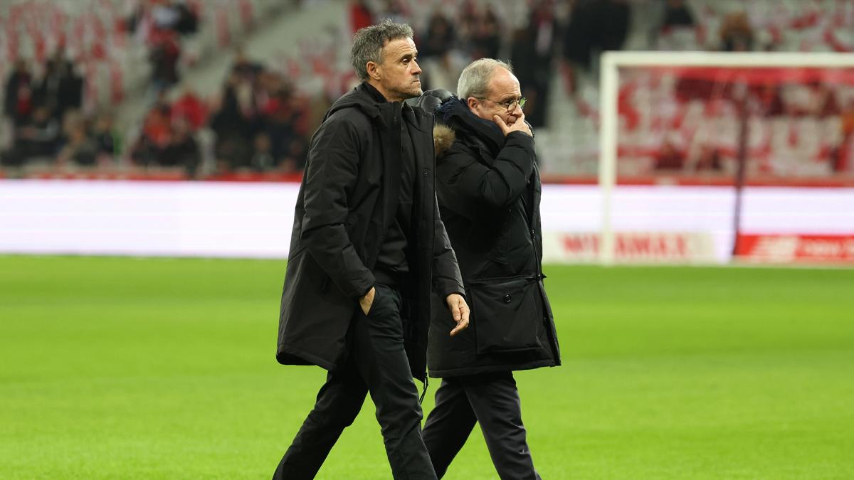 luis campos en repérage chez benfica : découvrez les ambitions et stratégies du célèbre recruteur lors de sa visite au club portugais.
