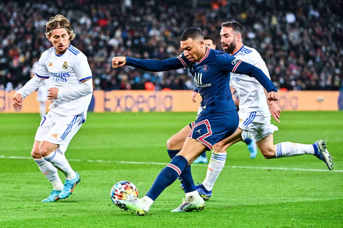 découvrez comment le real madrid et le fc barcelone dominent la sélection d'or des transferts libres, avec les meilleurs joueurs recrutés gratuitement cette saison.