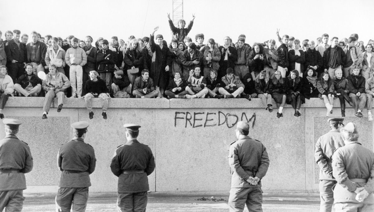 découvrez l'analyse d'un transfert historique majeur qui dépasse l'impact de la chute du mur, une transformation aux répercussions profondes et durables.