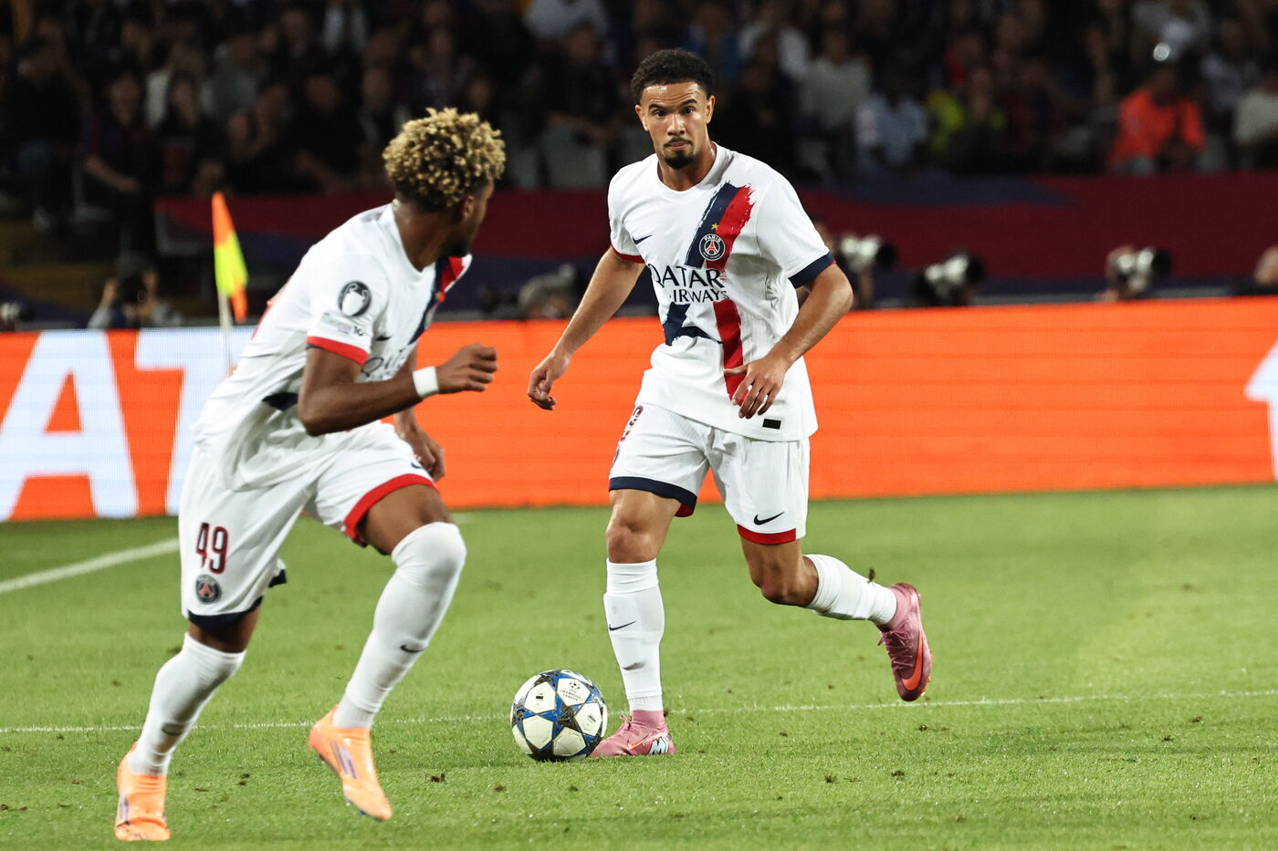 anthony gordon exprime sa joie de jouer aux côtés de lamine yamal dans ce club prestigieux, une collaboration prometteuse pour l'avenir de l'équipe.