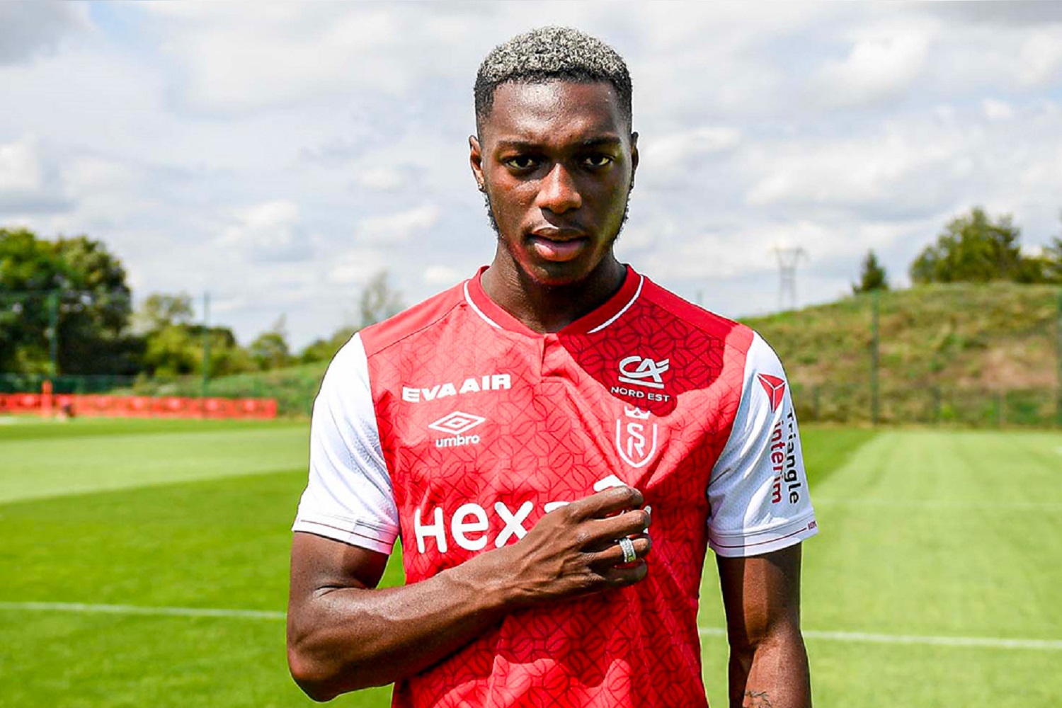 découvrez le premier grand recrutement du stade de reims avec un investissement de 4,5 millions d'euros, une étape clé pour renforcer l'équipe cette saison.
