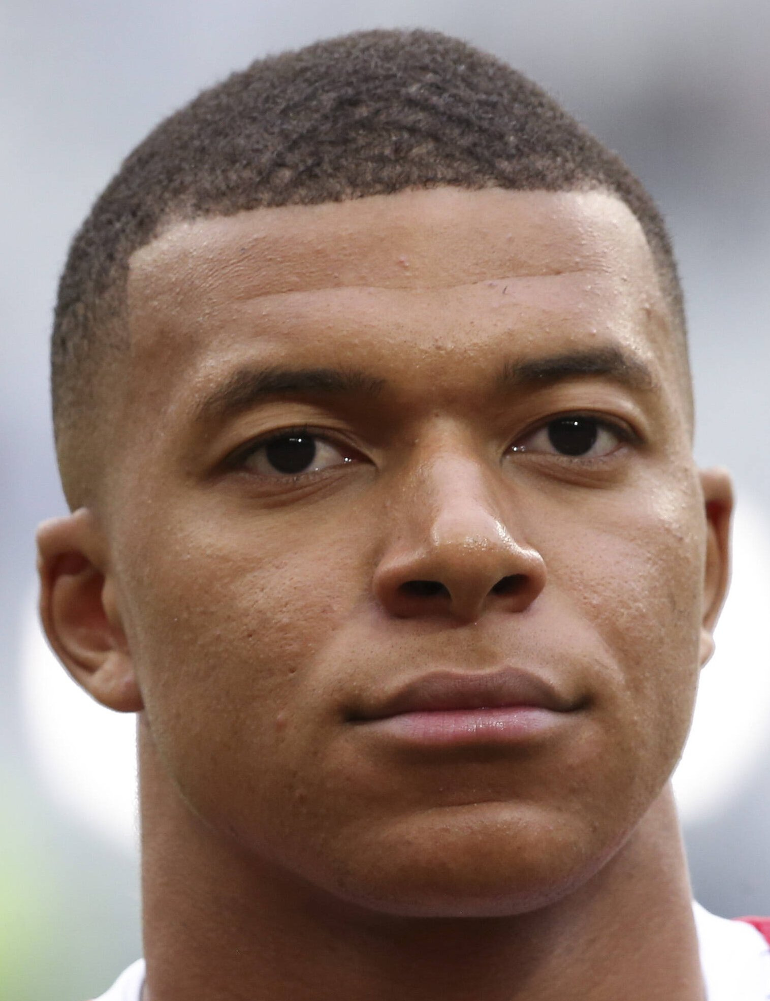 découvrez les dernières controverses entourant kylian mbappé et les réactions qu'elles suscitent dans le monde du football.