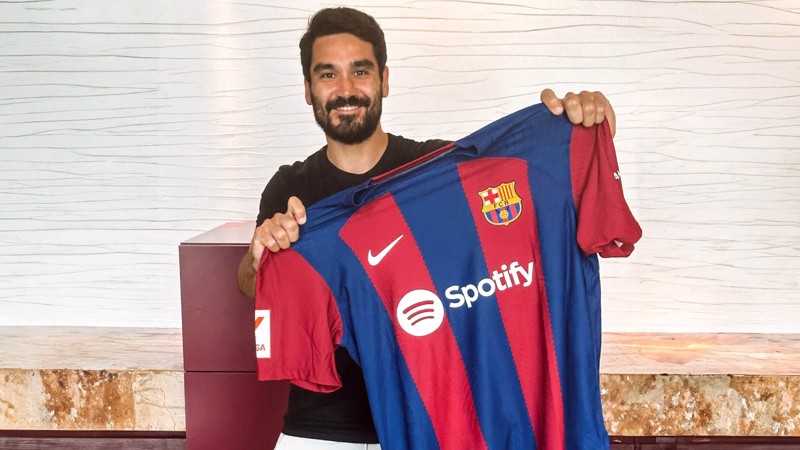 découvrez l'histoire des transferts les plus marquants du fc barcelone, explorant les mouvements clés qui ont façonné le club légendaire.