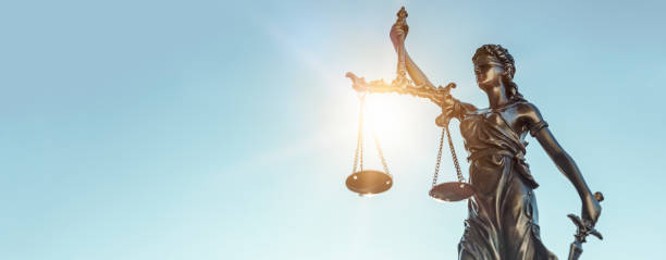 découvrez les enjeux juridiques des transferts dans le football professionnel et leur impact sur la justice pénale.