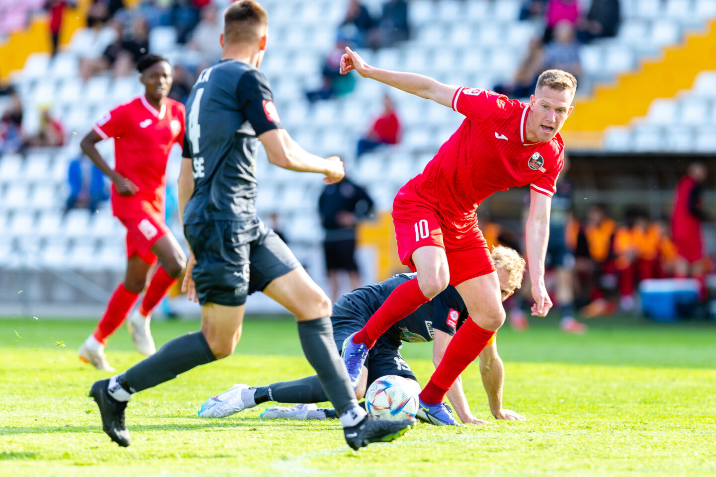 suivez le fc avignon en r1 alors qu'il avance sereinement dans le championnat de football, avec des performances solides et une équipe déterminée.