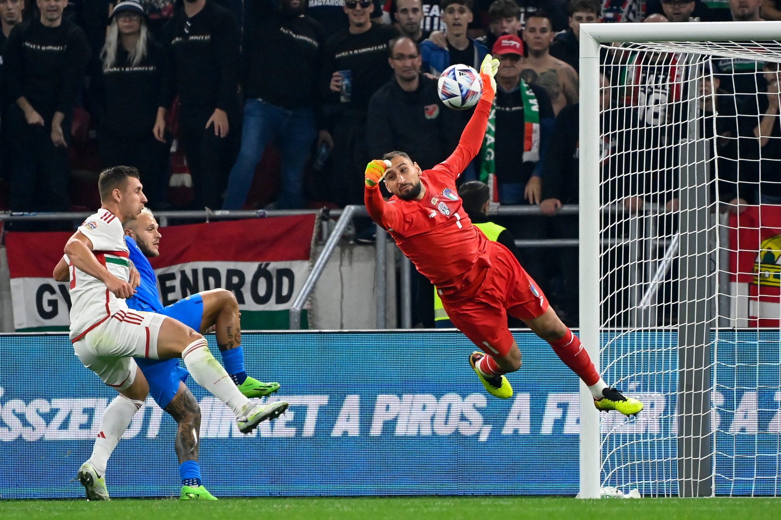 om reçoit une offre officielle pour le joueur mmadi, une étape clé dans les négociations du mercato. découvrez tous les détails de cette proposition et les possibles impacts pour l'équipe.